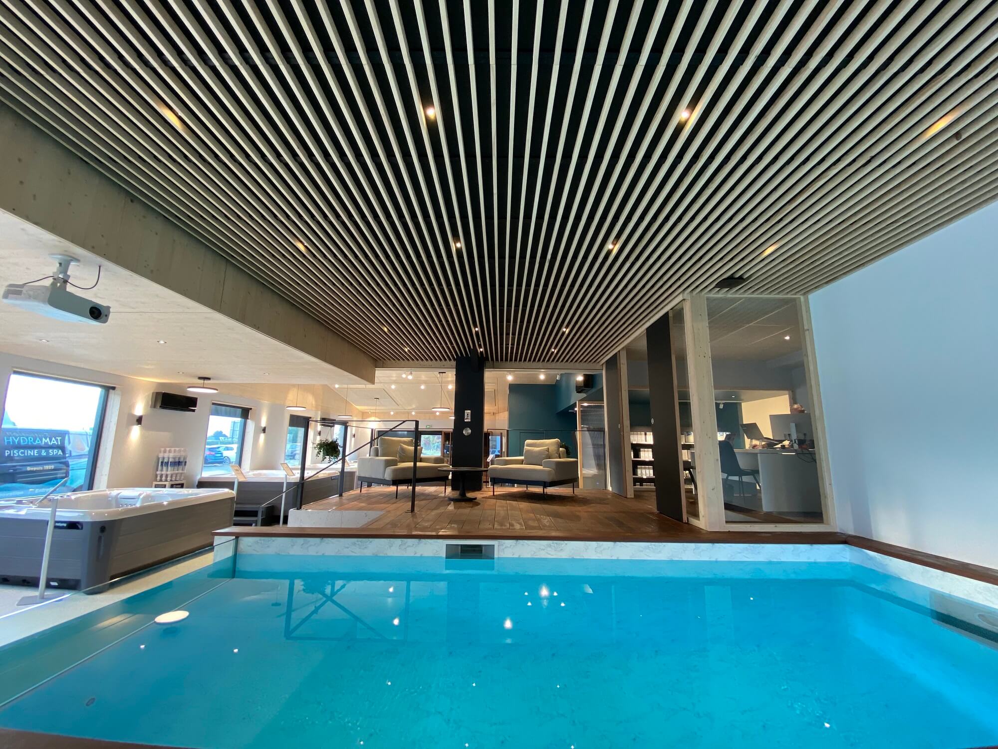 Hydramat-Piscine-Spa-Saint-Brieuc-Plérin-showroom-Hotspring-Endlesspools-membrane-armée