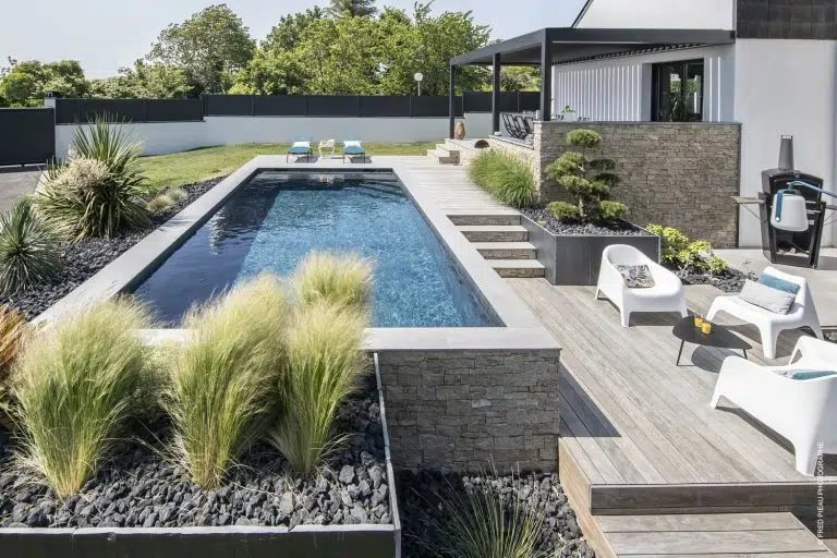 hydramat-piscine-exterieure-beton-8.5x3.75m-sur-mesure-auray-lorient-languidic-vannes-saintbrieuc-paysagé