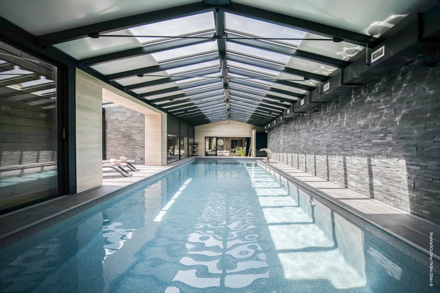 hydramat-piscine-interieure-nage-a-contrecourant-vue-de-jour-lorient-languidic-vannes-saintbrieuc-plerin