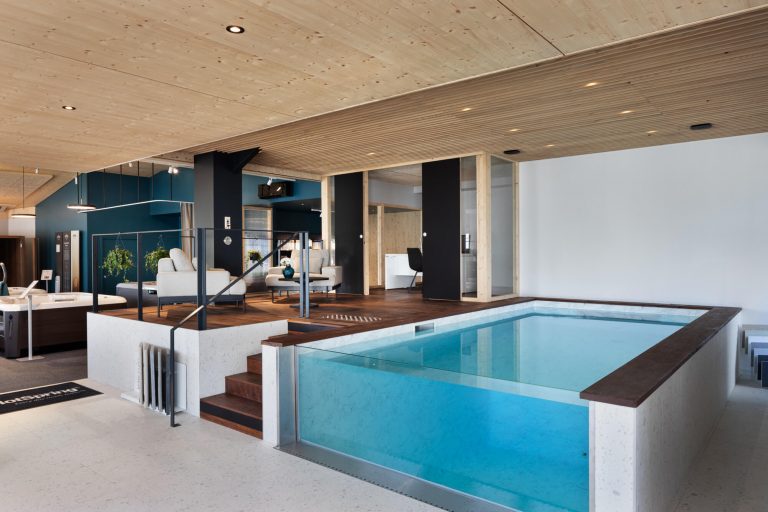 Hydramat-pisciniste-showroom-plerin-saint-brieuc-piscine-paroie-vitree-membrane-armee-effet-granite-3D-touch-terrasse-bois-ipe-