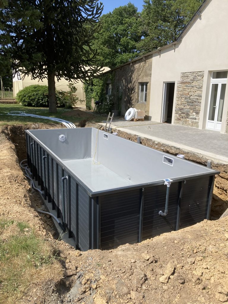 hydramat-showroom-languidic-lorient-vannes-plerin-saintbrieuc-pose-et-raccordement-electrique-chantier-piscine-type-container-le-bassin-francais