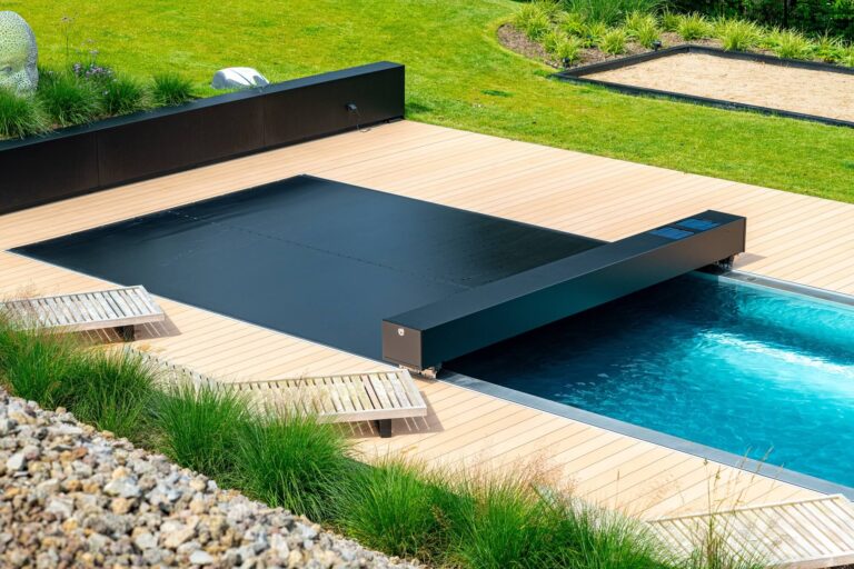 Hydramat_piscine_construction_renovation_couverture_securité_coverseal_vannes_lorient_saint-brieuc-automatique-semi-ouverte-noire