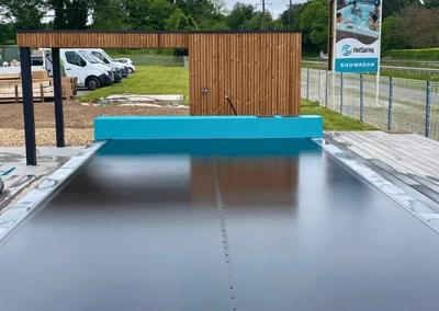 hydramat-piscine-magasin-lorient-vannes-saintbrieuc-couverture-4-saisons-coverseal-resistante-bretagne-installation-design-bleu-turquoise