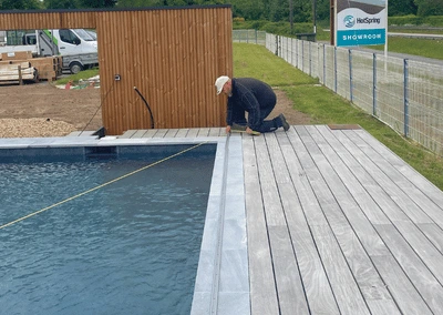 hydramat-piscine-magasin-lorient-vannes-saintbrieuc-etape-1-coverseal-couverture-4-saisons-mesure-des-rails-alignement