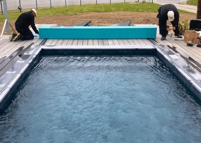 hydramat-piscine-magasin-lorient-vannes-saintbrieuc-etape-2-couverture-coverseal-4-saisons-installation-du-bloc-esthetique